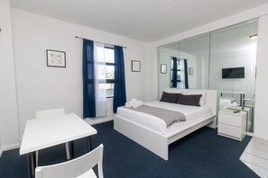 1 bedroom, bed sheets - 306 Studio Hollywood Beach (Hollywood)
