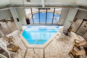Una piscina cubierta, una piscina climatizada