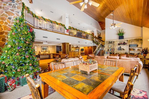 Ski-in/ski-out mountain getaway w/ a shared, indoor/outdoor pool & hot tubs