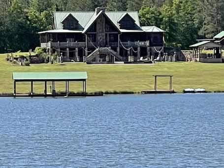Exterior. Lodge on The Lake