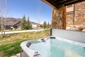 Outdoor spa tub - Eagle Glen Views, AC! Private Hot Tub with Views & Grill! 2 Living Rooms, 2 Car Garage (Steamboat Springs)