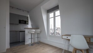 Refrigerador, horno y cafetera y tetera 