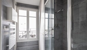 Hair dryer, towels - Modern Studio - Heart Of Paris (Paris)