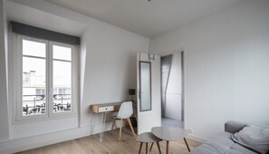 Living area - Modern Studio - Heart Of Paris (Paris)