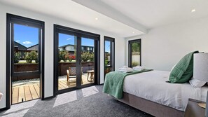 3 bedrooms, iron/ironing board, WiFi, bed sheets - Mountain View Chalet (Wanaka)