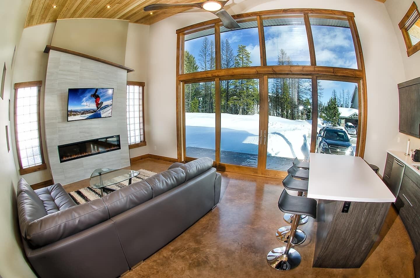 New home, 100m from lift. Relax and enjoy this 4bdm Mountain Modern House. 