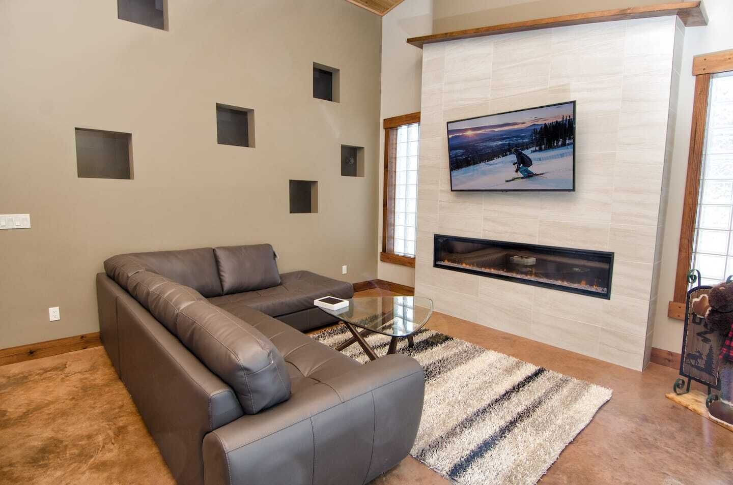 New home, 100m from lift. Relax and enjoy this 4bdm Mountain Modern House. 