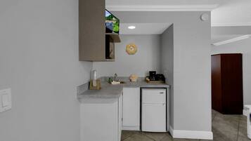 Een koelkast, een microgolfoven, een koffiezetapparaat/waterkoker