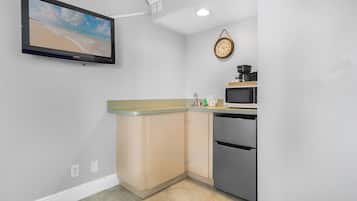 Kjøleskap, mikrobølgeovn, kaffetrakter/tekoker og brødrister