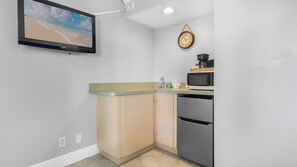 Réfrigérateur, micro-ondes, cafetière/bouilloire, grille-pain