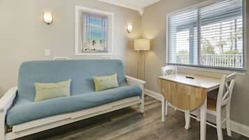 Een televisie en een tafeltennistafel