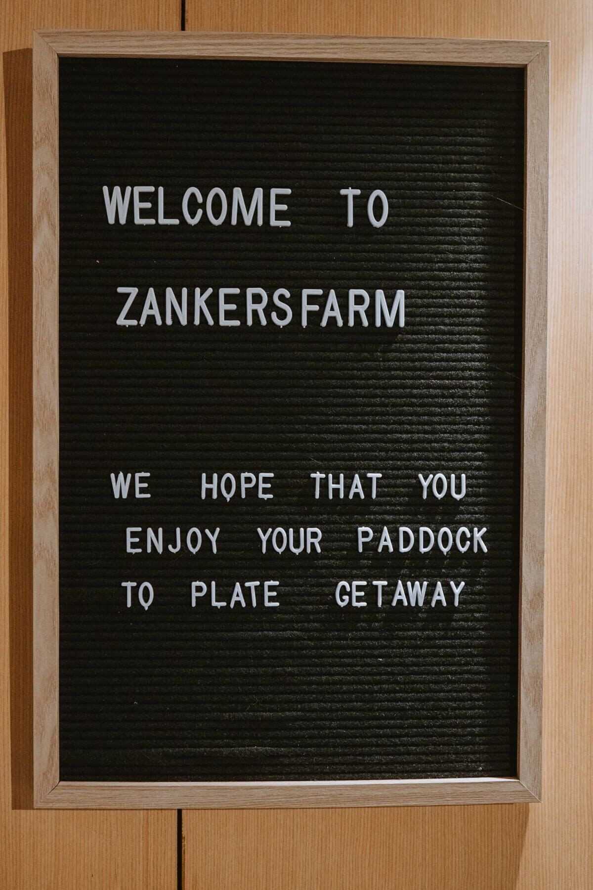 Un letrero de bienvenida en Zankers Farm.