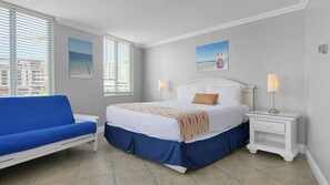 Tabla de planchar con plancha, wifi gratis y ropa de cama 