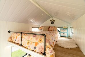 1 bedroom, travel cot, bed sheets