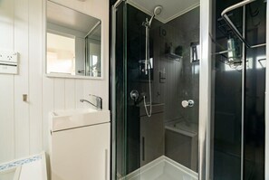 Een douche, een haardroger, handdoeken
