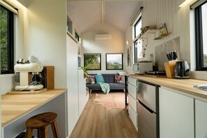 Frigorífico, microondas, placa de cocina y tostadora