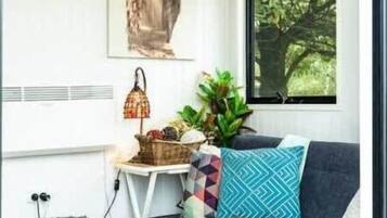 1 室のベッドルーム、旅行用ベビーベッド、ベッドシーツ