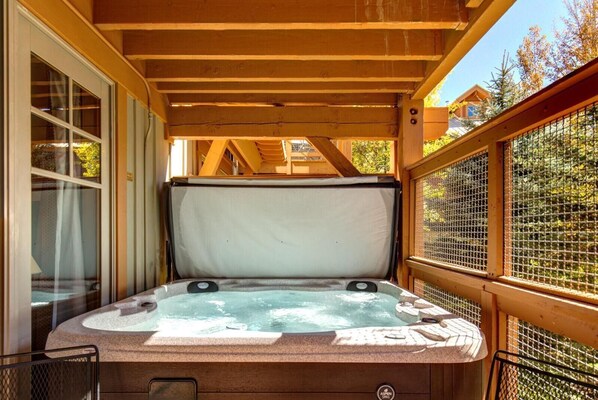 Outdoor spa tub
