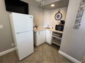 Refrigerador, microondas, cafetera y tetera y tostadora 