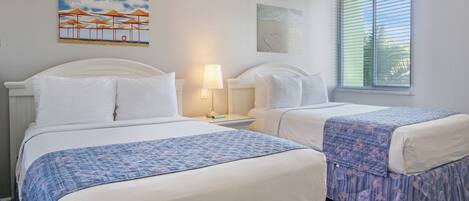 Tabla de planchar con plancha, wifi gratis, ropa de cama