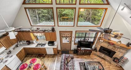 Enjoy the Quieter Side of GATLINBURG! Secluded! Hot Tub! 2b/2ba 15 min dwtn