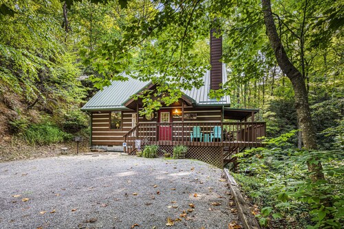 Enjoy the Quieter Side of GATLINBURG! Secluded! Hot Tub! 2b/2ba 15 min  dwtn