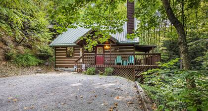 Enjoy the Quieter Side of GATLINBURG! Secluded! Hot Tub! 2b/2ba 15 min dwtn