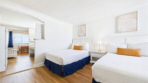 Tabla de planchar con plancha, wifi gratis y ropa de cama 