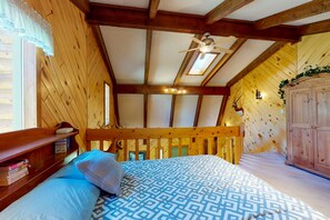 3 bedrooms, desk, free Internet, bed sheets