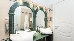 A bathroom with two sinks, a large mirror with an arched top, and a towel rack. - Superior Suite (St. Peter Vatican Bambino Gesù Gianicolo) (ROMA)