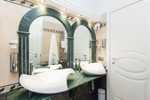 Secador de pelo y toallas