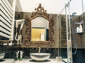 Shower, hair dryer, bidet, towels