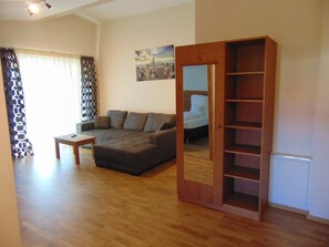 Double Room, Balcony | Living room | 48-inch Smart TV with cable channels, TV, heated floors - Hotel Heimfeld Cafe Restaurant (Garching an der Alz)