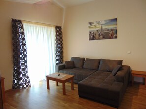 Habitación doble, balcón | Sala de estar | Smart TV de 48 pulgadas con canales por cable y televisión