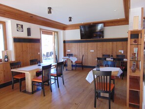 Daily continental breakfast (EUR 10 per person) - Hotel Heimfeld Cafe Restaurant (Garching an der Alz)