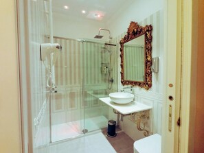 Ducha, secador de pelo, bidet, toallas