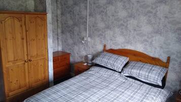 1 dormitorio, tabla de planchar con plancha, wifi gratis y ropa de cama