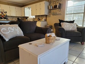 Een smart-tv, een open haard, videogames en een dvd-speler