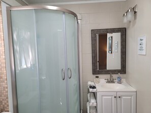 Combined shower/bathtub, hair dryer, towels, soap - Pebble Beach Lakehouse Oasis with Medina Lake Views! (Lakehills)
