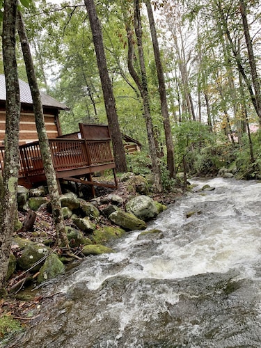 Foot of the Smokies, quiet wooded paradise. Gatlinburg Pigeon Forge