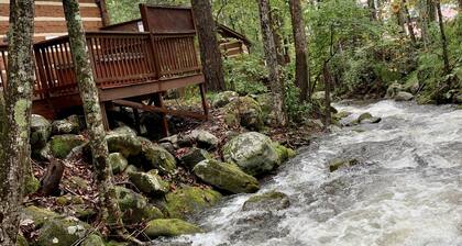 Foot of the Smokies, quiet wooded paradise. Gatlinburg Pigeon Forge