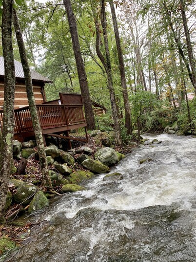 Foot of the Smokies, quiet wooded paradise. Gatlinburg Pigeon Forge