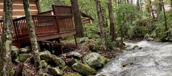 Foot of the Smokies, quiet wooded paradise. Gatlinburg Pigeon Forge