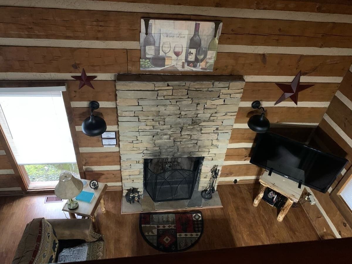 Romantic Creekside Cabin in woods just outside Gatlinburg & Pigeon Forge. 