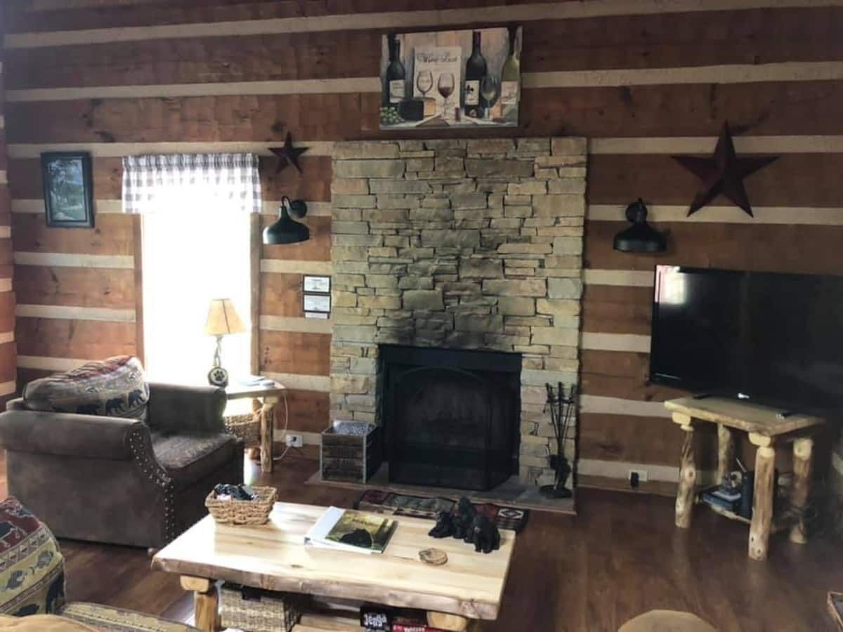Romantic Creekside Cabin in woods just outside Gatlinburg & Pigeon Forge. 