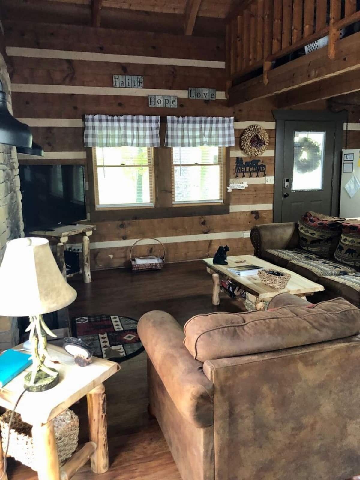 Romantic Creekside Cabin in woods just outside Gatlinburg & Pigeon Forge. 