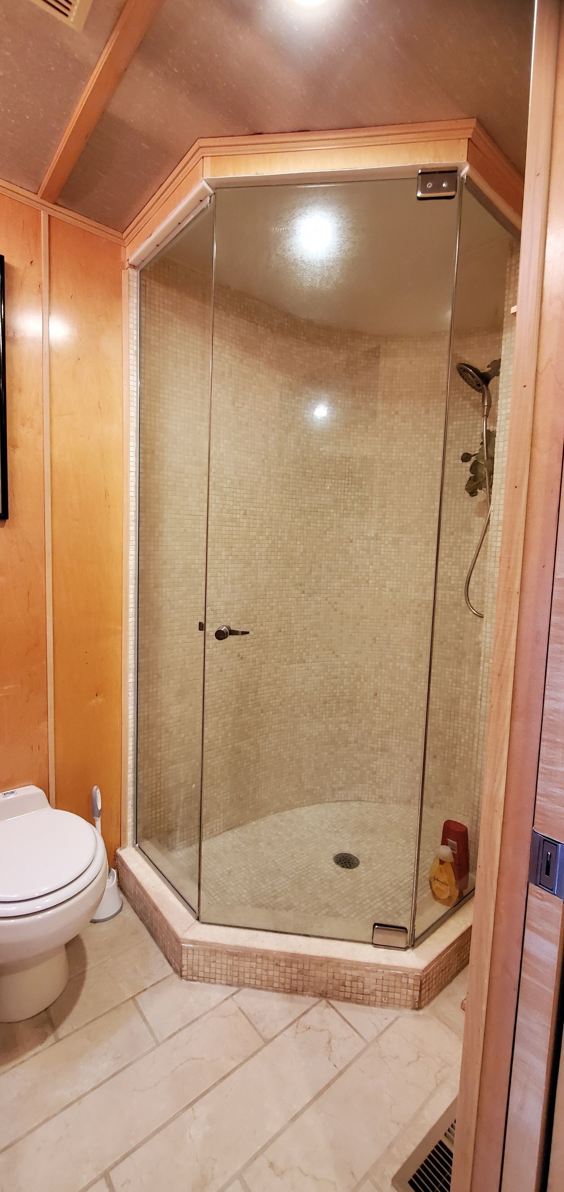 Doccia, asciugacapelli, asciugamani, sapone