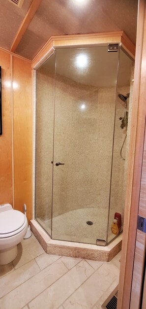 Douche, sèche-cheveux, serviettes fournies, savon