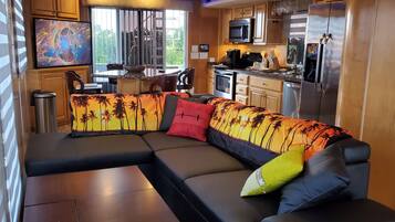 Smart-TV, musikkbibliotek og stereoanlegg