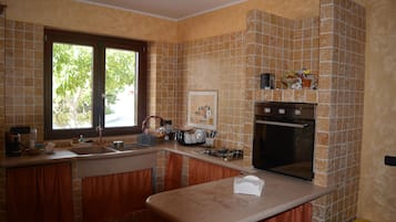 Kühlschrank, Ofen, Herdplatte, Wasserkocher mit Kaffee-/Teezubehör